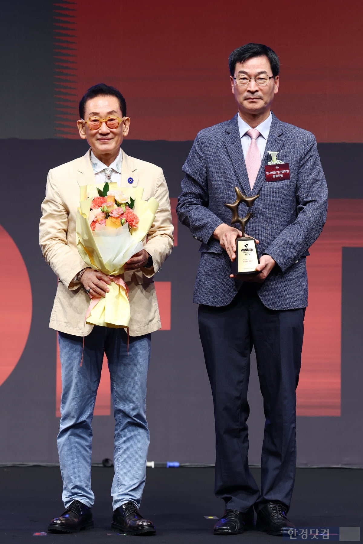 Pet health campaign 'Kkinkkinkungkung' receiving Brand of the Year award
