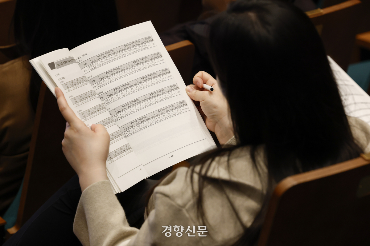수도권 대학들의 학종·논술 확대 방향을 보도하는 경향신문 기사 이미지
