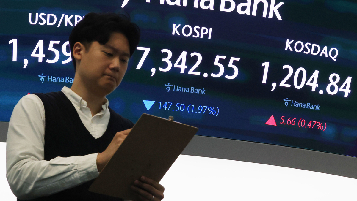 Foreign investors sell SK Hynix after KOSPI milestone rally