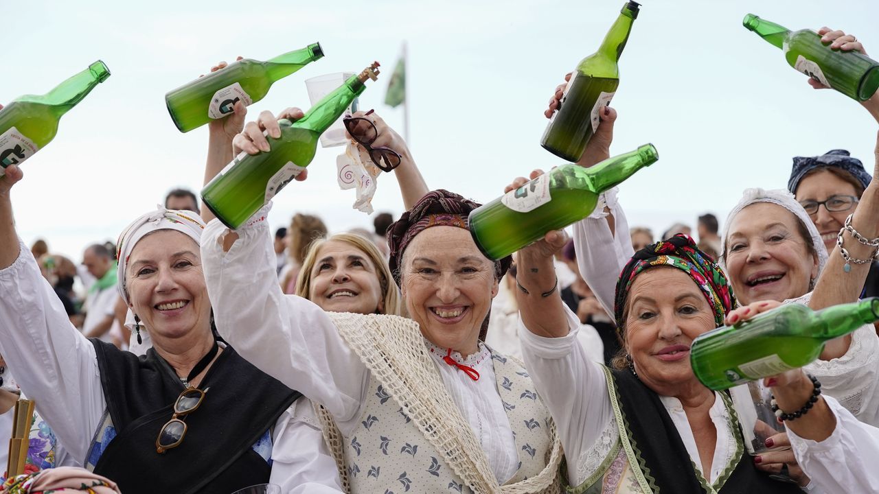 Crowd pouring cider in Gijón