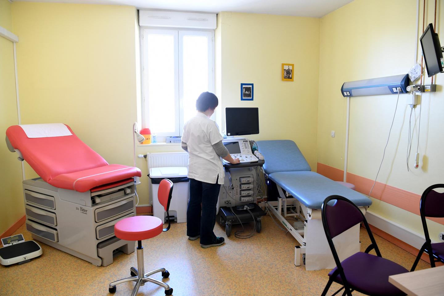 French hospitals debating maternity consolidation policy