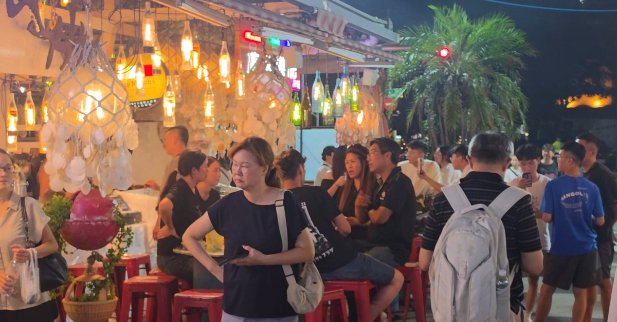 Crowds at Dongdamen Night Market during the Mid-Autumn holiday