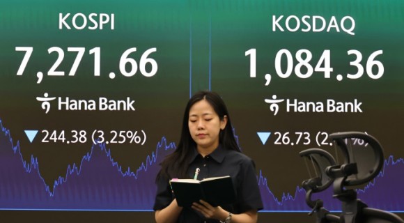 KOSPI plunges as foreigners dump 6 trillion won