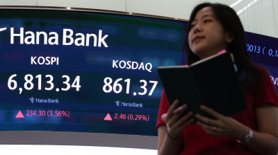 Domestic stock market trading floor closing higher