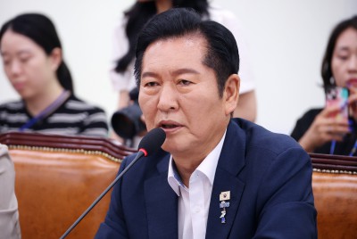 외통위 인사말하는 정청래 의원