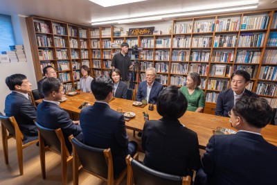 문재인 전 대통령 사저를 방문한 더불어민주당 지도부