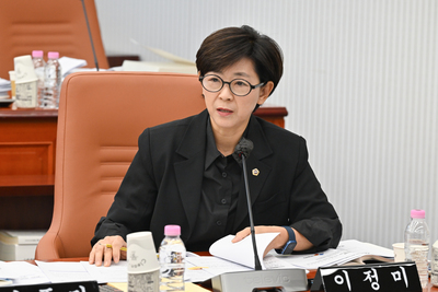 Seoul City Councilor Lee Jung-mi proposing the social housing financial audit ordinance revision