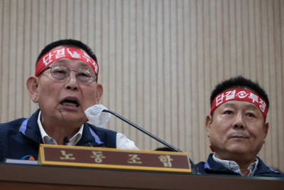 Park Jeom-gon, chairman of the Seoul City Bus Labor Union, making opening remarks at negotiations a day before the strike