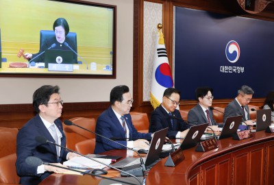 한성숙 총리가 22일 국무회의를 주재하고 있다