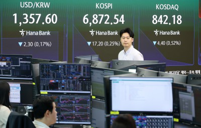 Foreign exchange dealers at Hana Bank dealing room