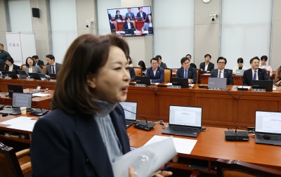 야당 국민의힘 의원들이 국회 운영위원회에서 퇴장하고 있다