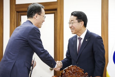 국회의장 조정식과 부총리 이형일이 만나 악수하고 있다