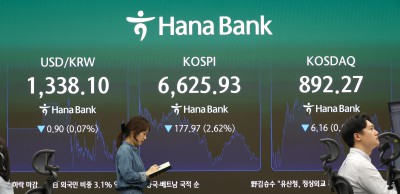 딜링룸에서 업무 중인 딜러들