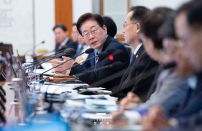 President Lee Jae-myung presiding over the cabinet meeting