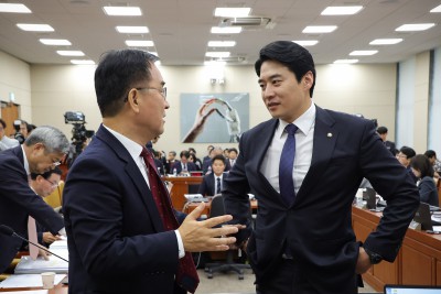 과방위 국감에서 대화하는 한준호(왼쪽)·최형두 간사