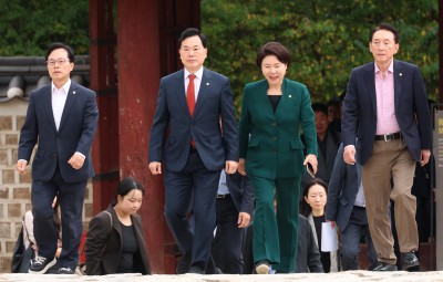 Image of People Power Party members visiting Jongmyo Shrine