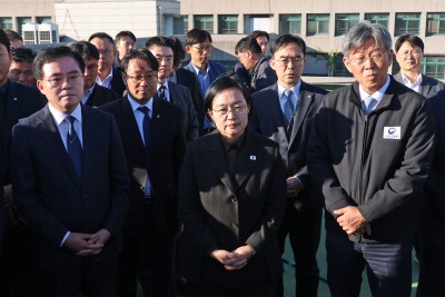 Prime Minister Han Duck-soo listening to the 7th housing supply briefing