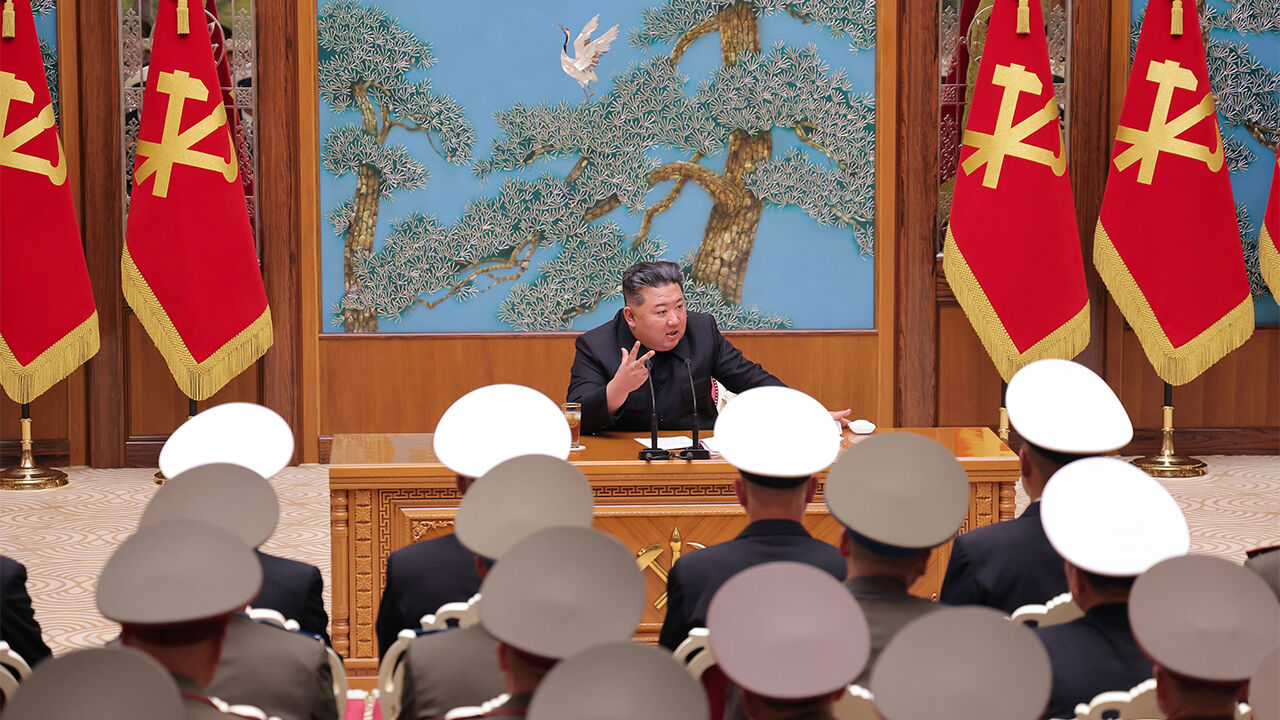 Broadcast coverage of Kim Jong Un convening senior military commanders and ordering reinforced armaments around the demilitarized zone