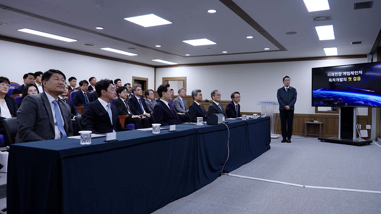 이재명 대통령이 극초음속 미사일 시험 발사를 참관하는 모습