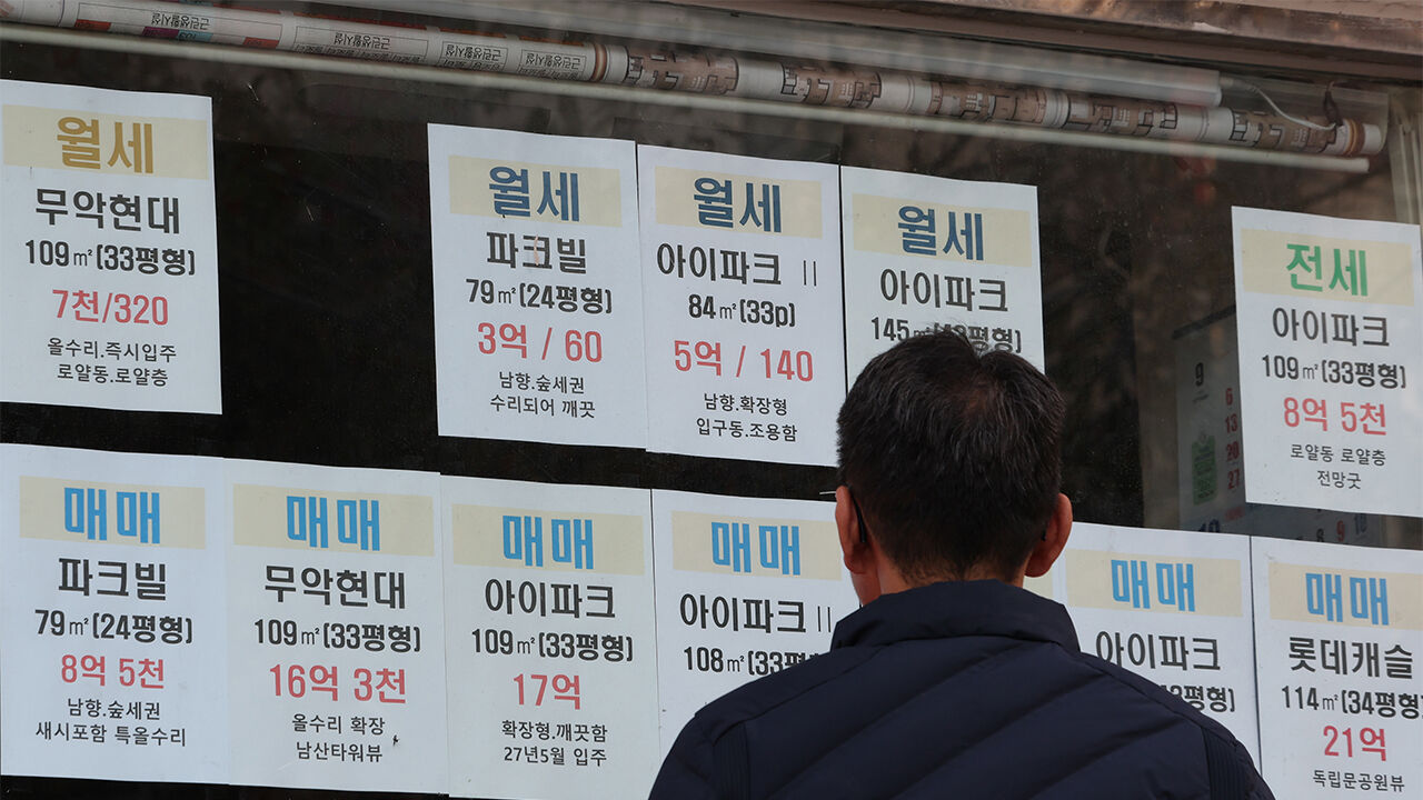 Monthly rental lease contracts now make up more than half of all Seoul apartment leases