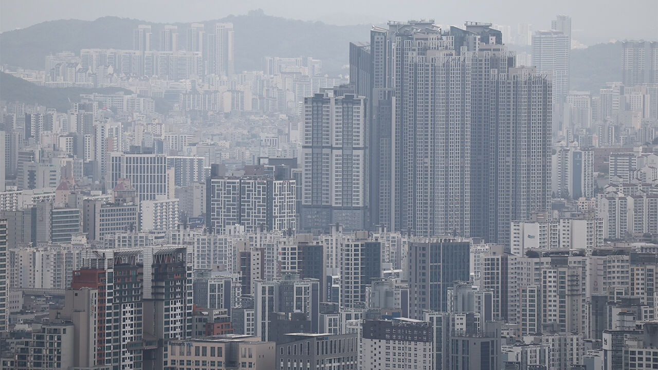 Seoul apartment skyline showing mixed market trends