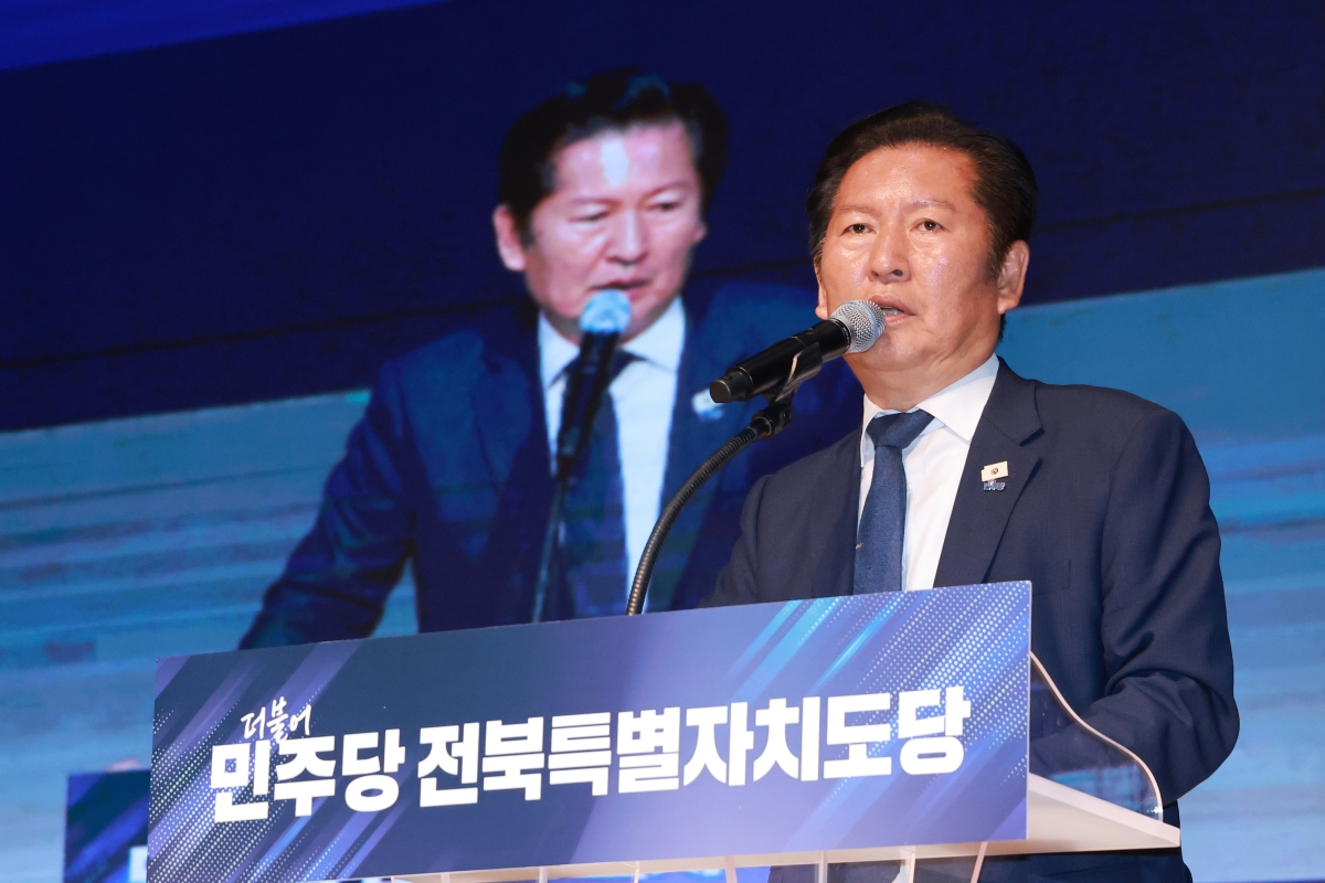 Democratic Party and People Power Party leadership attend the May 18th eve ceremony, mounting a full-scale effort for local election victory in Gwangju