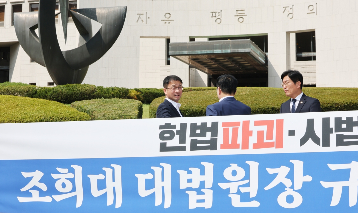 여야 간 국감 전 선상의 공방이 이어지고 있다