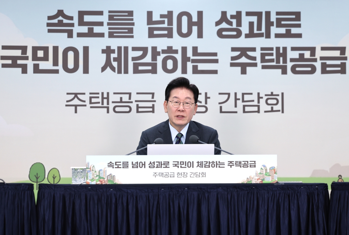 President Lee Jae-myung and Democratic Party officials discussing the push for the modular housing special act