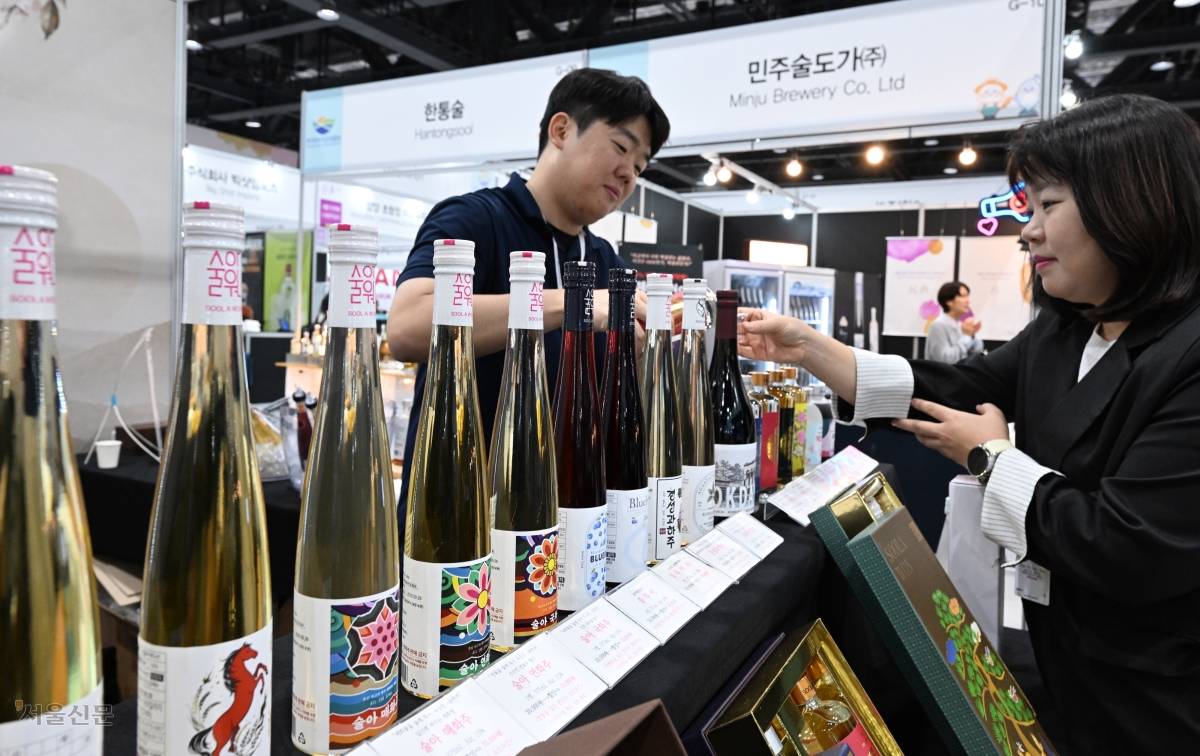 Seoul liquor expo highlighting Korean traditional spirits
