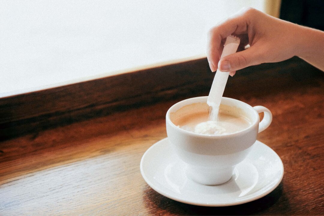 Coffee cup with sweetener packets, illustrating the context of sweetener consumption