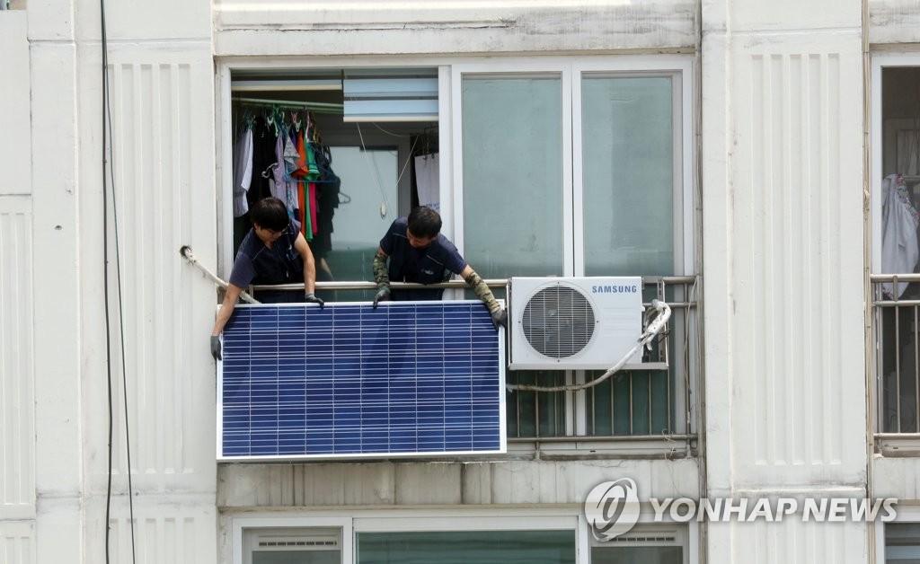Balcony small-scale solar system installation appearance