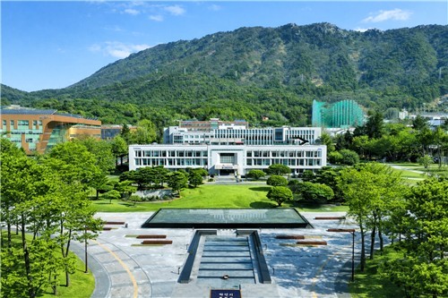 Yonhap coverage of university mergers failing to cut faculty and departments