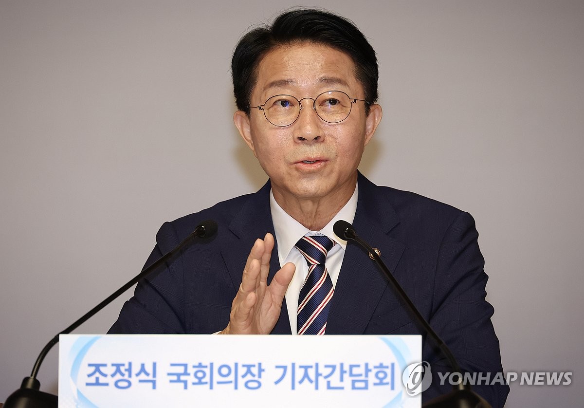 Speaker Cho Jung-sik holding a press conference regarding constitutional reform
