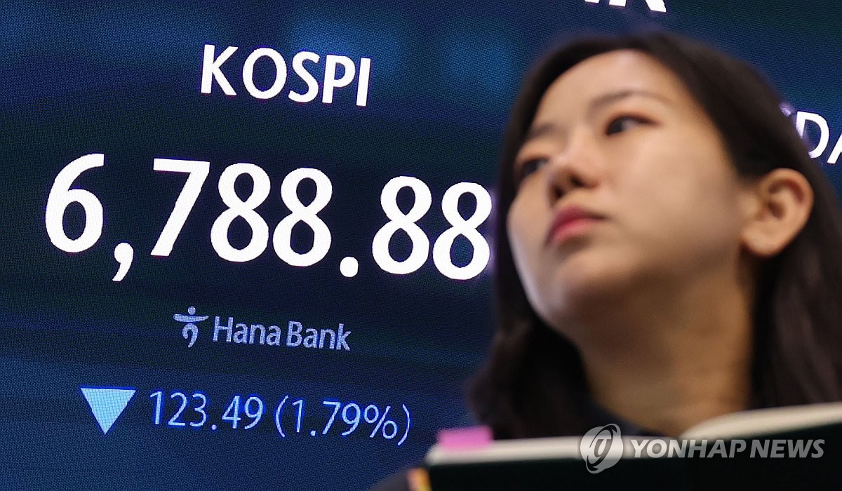 KOSPI plunges on Aug. 28, 2026, at Hana Bank dealing room