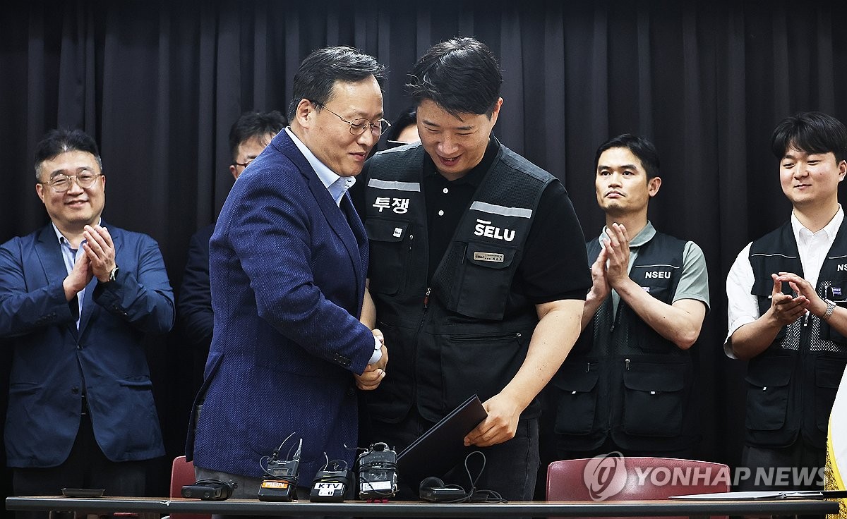삼성전자 노사 2026년 5월 20일 수원에서 잠정 합의에 서명하는 장면