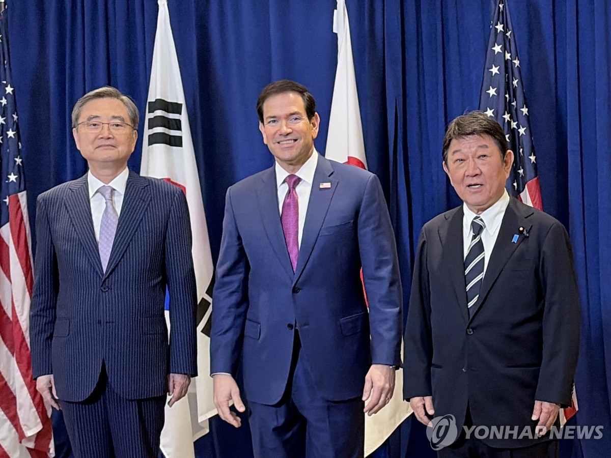 한미일 외교장관 회담 후 공동성명을 발표하는 장면