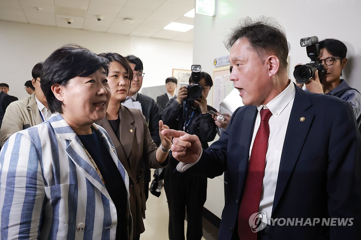 국정감사장에서 고성이 오가는 여야 의원들의 모습