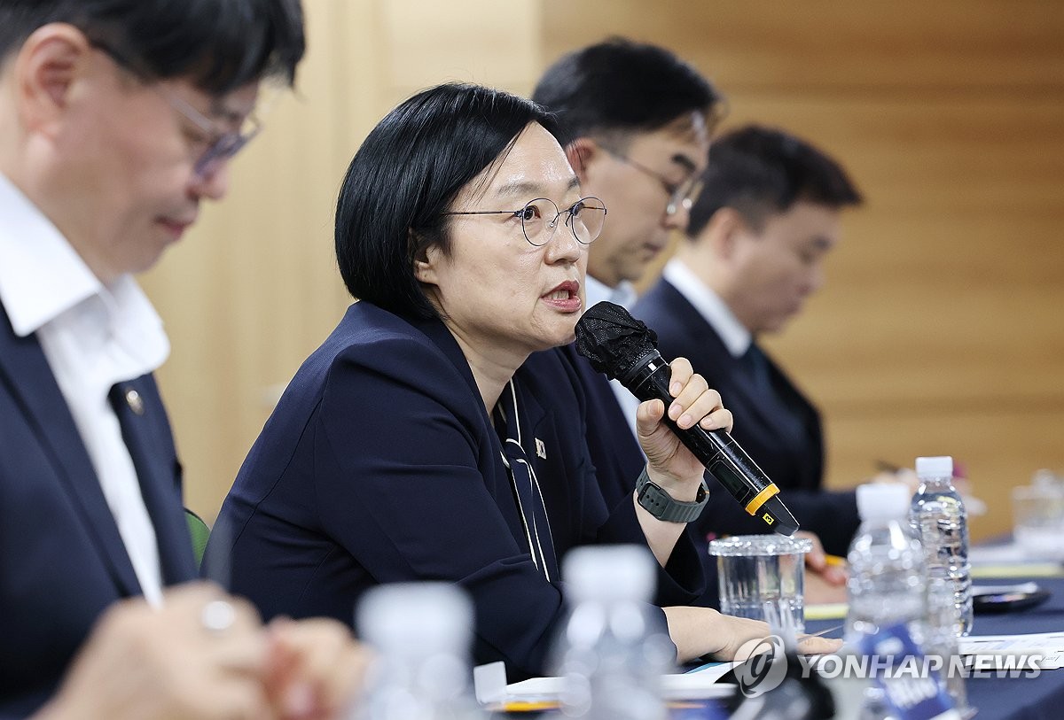 한 총리가 신산업 규제 합리화를 위한 규제입증 책임제 강화와 원스톱지원센터 설립을 발표하는 모습