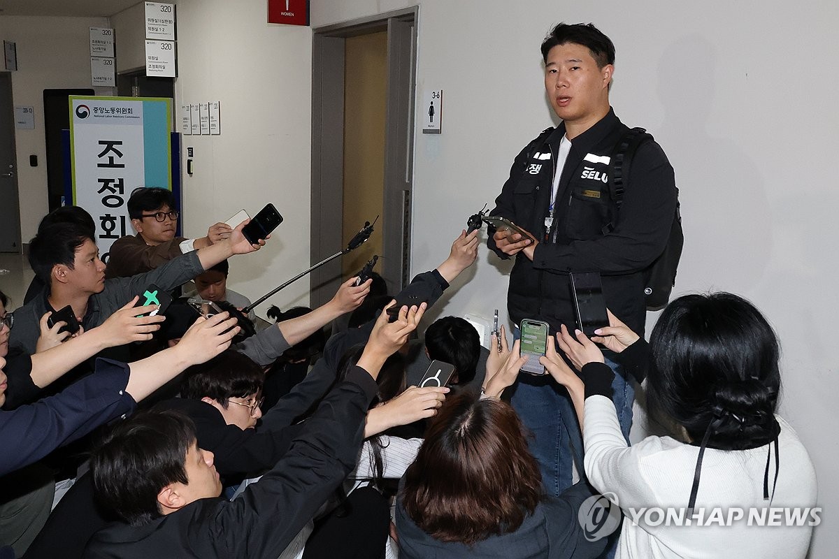 Union officials briefing the press after the collapse of Samsung Electronics talks