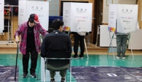 제주 투표소에서 투표하는 유권자들