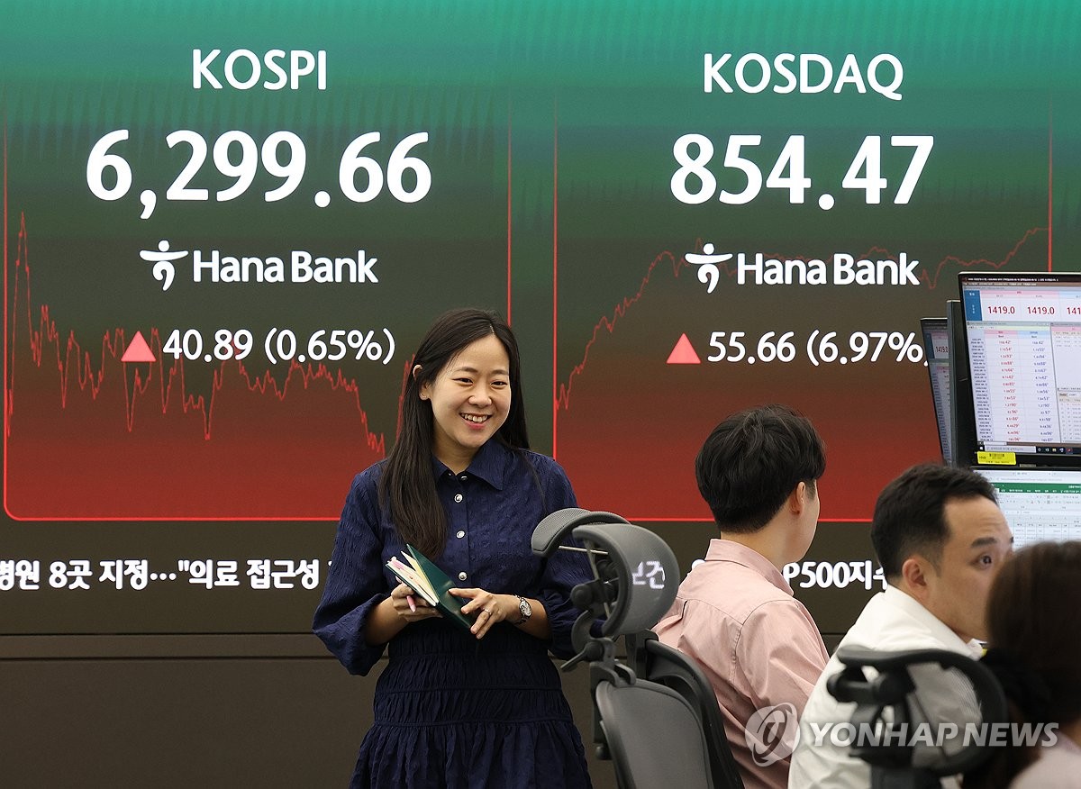 8월 10일 코스피 상승을 보여주는 서울 증권시장 전광판