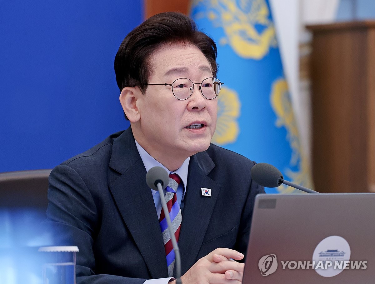 이재명 대통령이 국무회의에서 발언 중