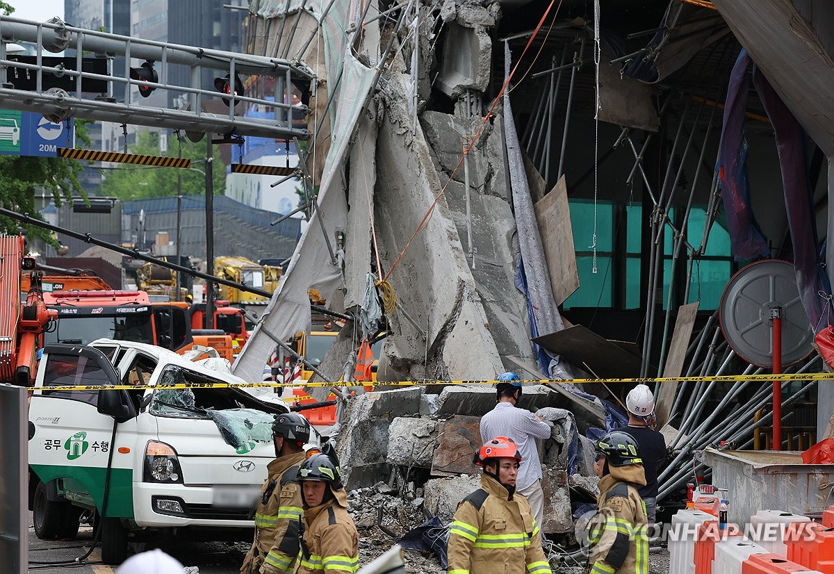 Rescue operations underway at the Seosomun Overpass collapse site.