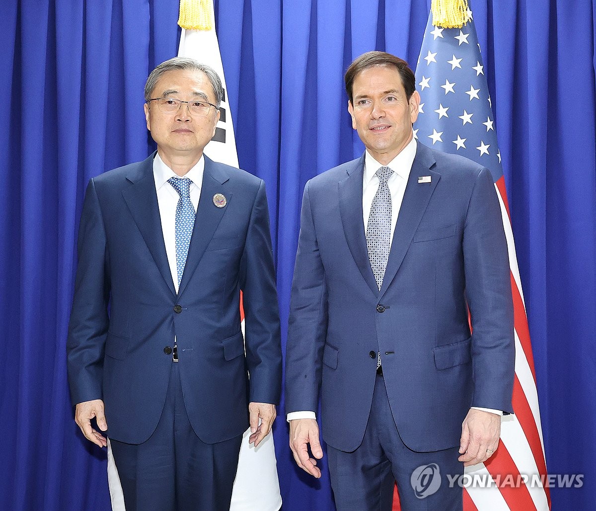 The foreign ministers of South Korea and the United States review related materials after completing their phone call