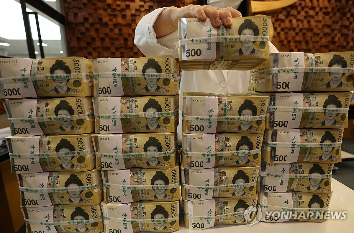 News graphic regarding foreign bond investment trends