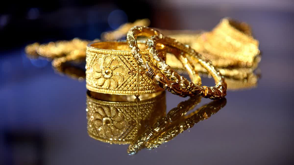 Indian households rush to buy gold coins and jewelry ahead of festival season