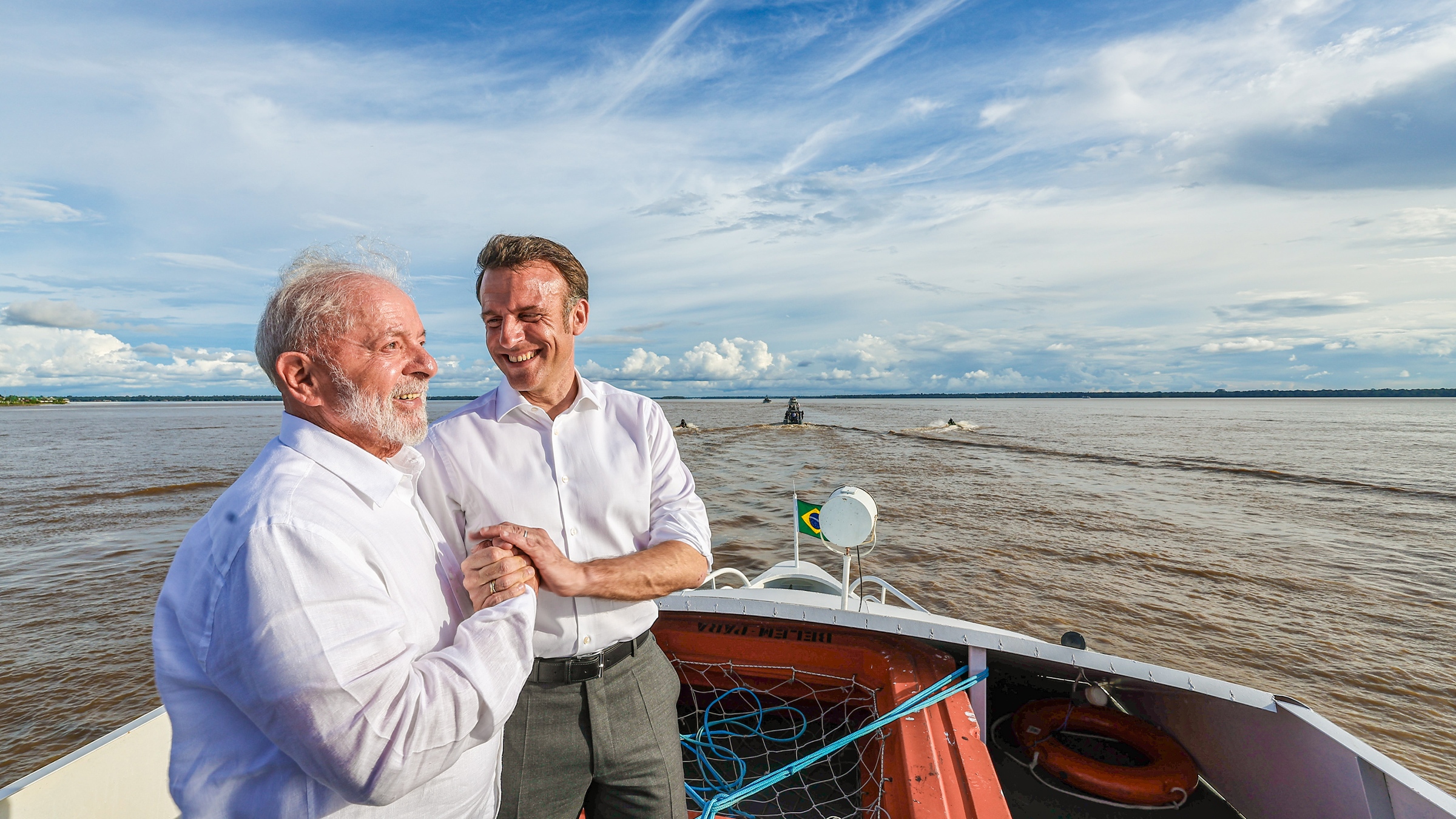 공식 회담 중 보트에 탄 룰라와 마크롱