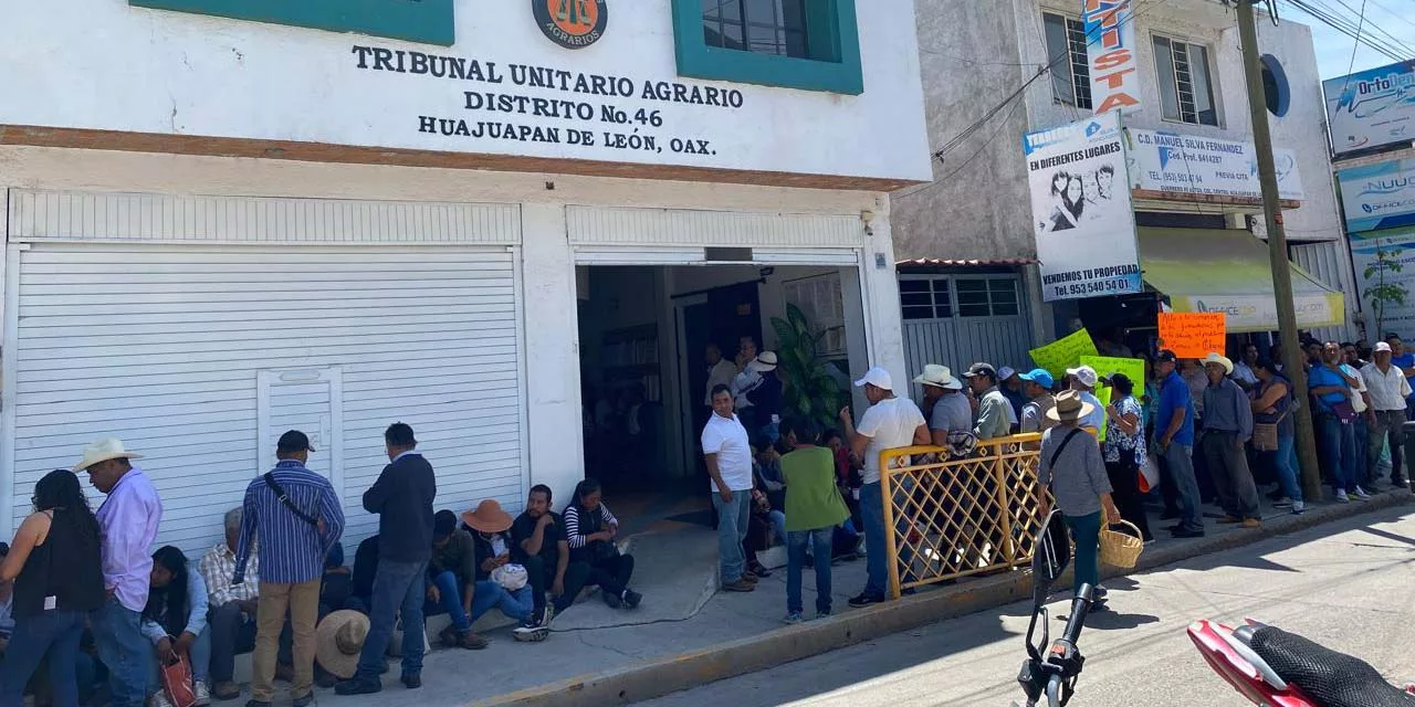 Protesters from Barrio Tanchi outside the agrarian court in Oaxaca