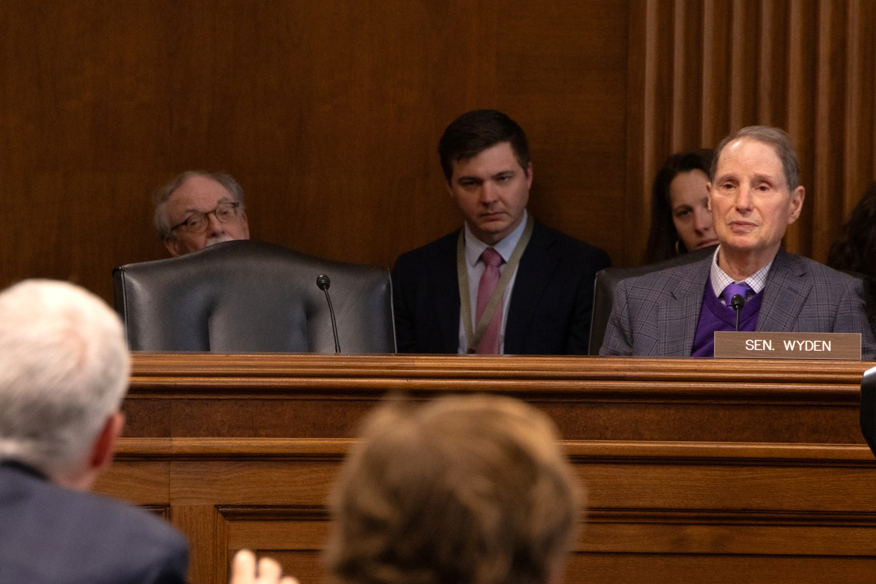 Senator Ron Wyden questioning energy officials at a Senate hearing on the DOE budget