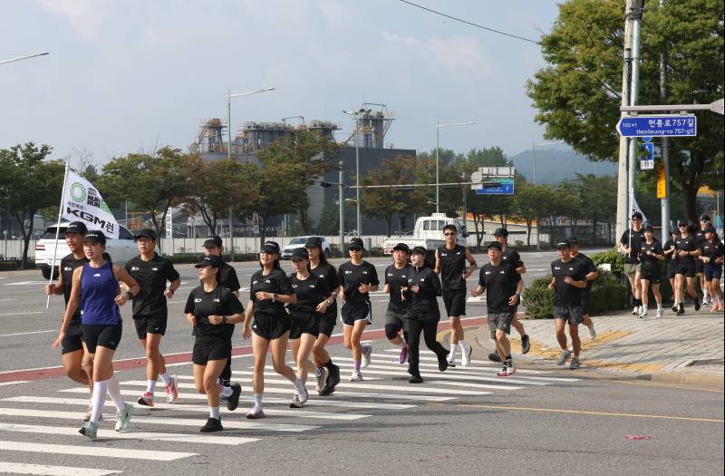 Runners in group run wearing matching kits